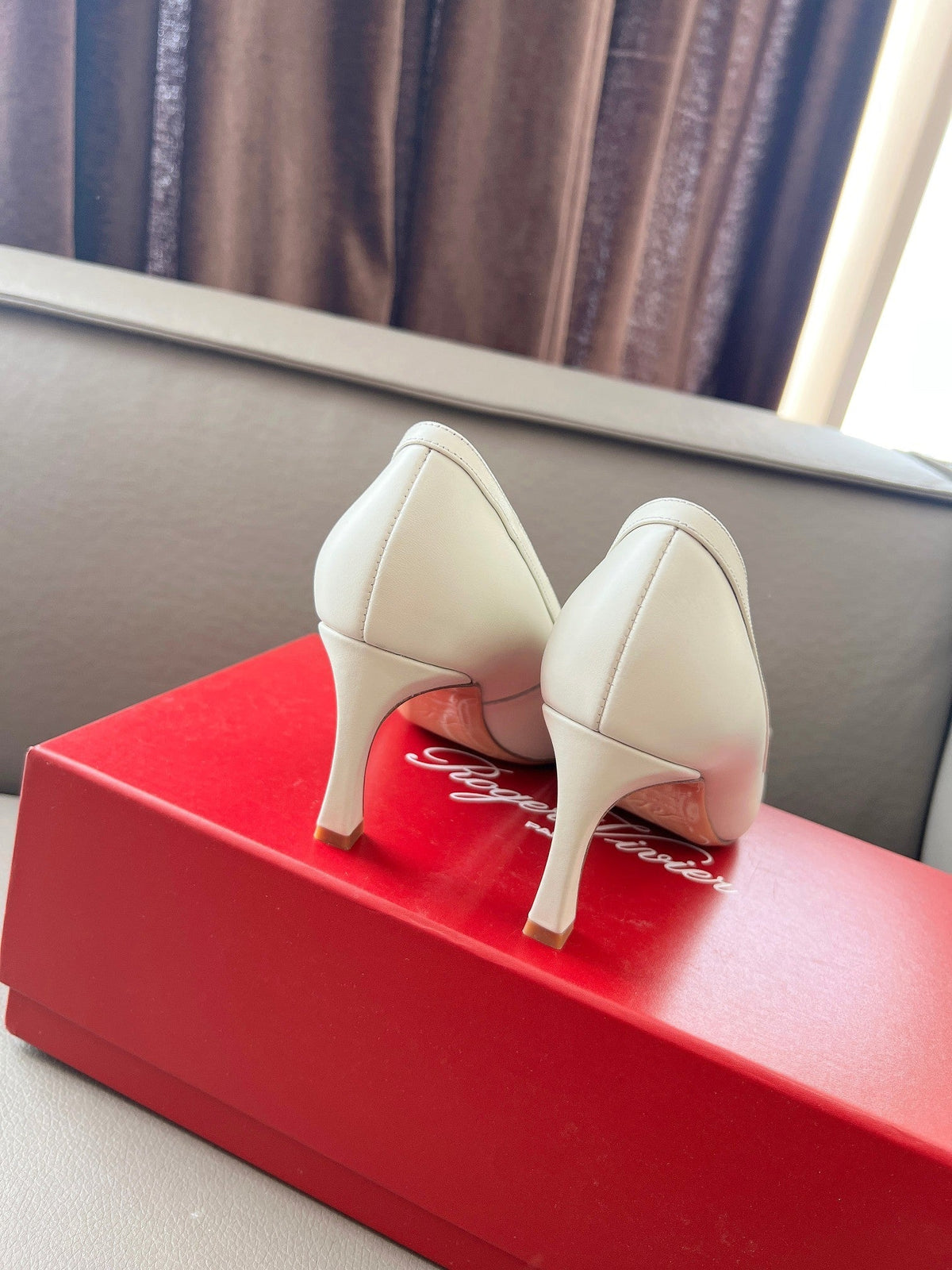 TROMPETTE BALLERINAS PUMPS IN OFF WHITE SHINY CALFSKIN GOLD BUCKLE