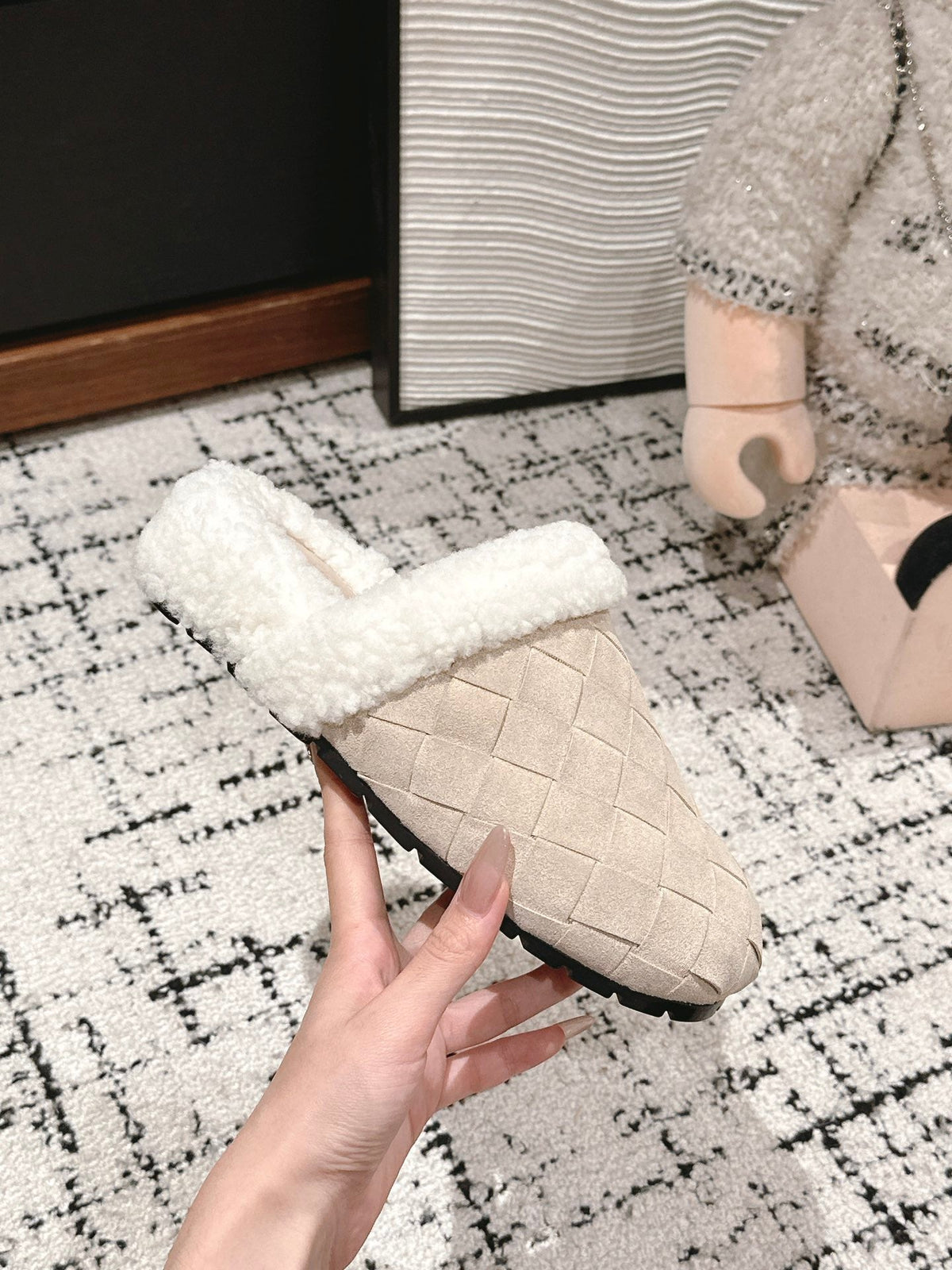 REGGIE SLIPPER IN BEIGE SUEDE AND SHEARLING LINING