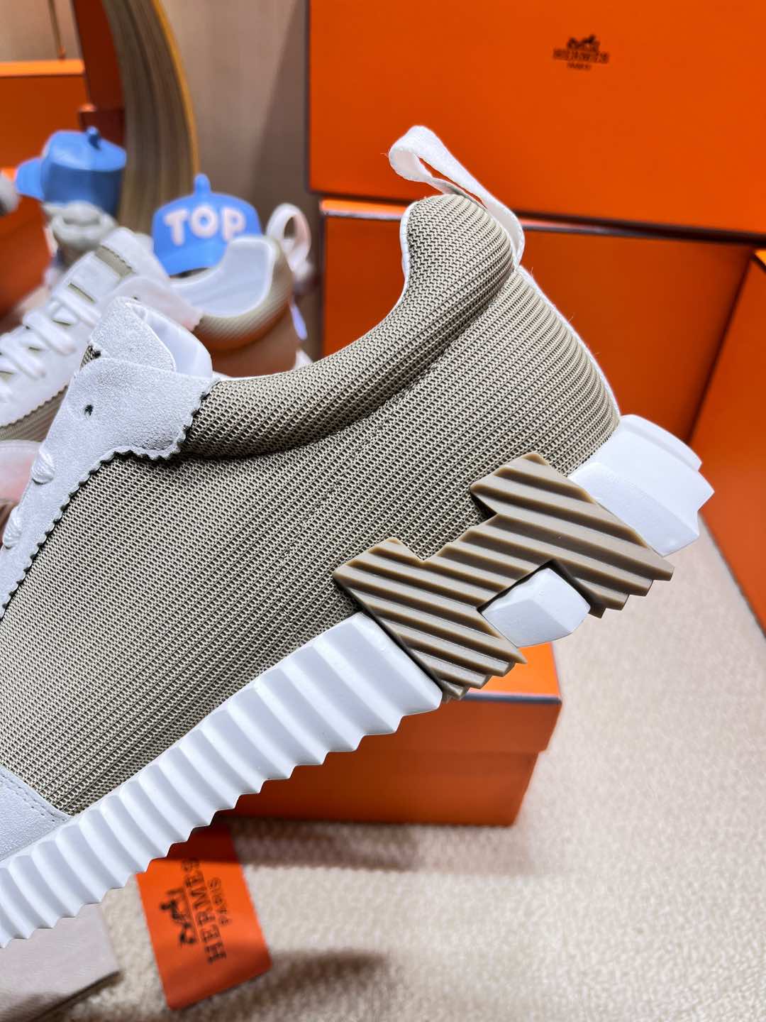 BOUNCING SNEAKER IN PALE GRAY SUEDE AND WOOD BROWN KNIT