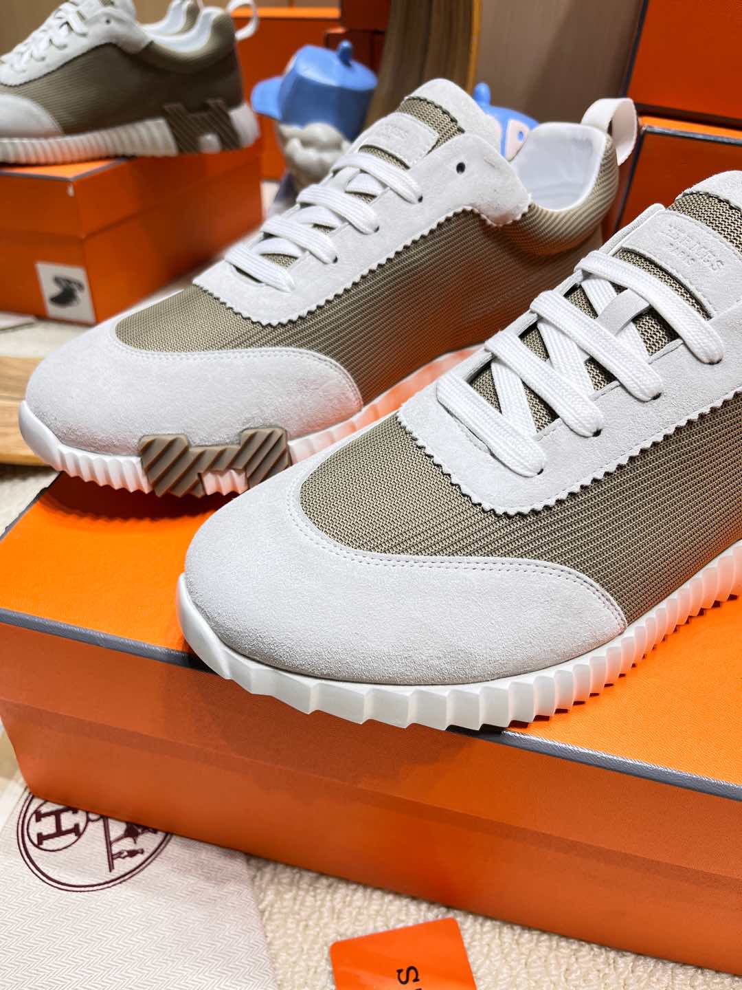 BOUNCING SNEAKER IN PALE GRAY SUEDE AND WOOD BROWN KNIT