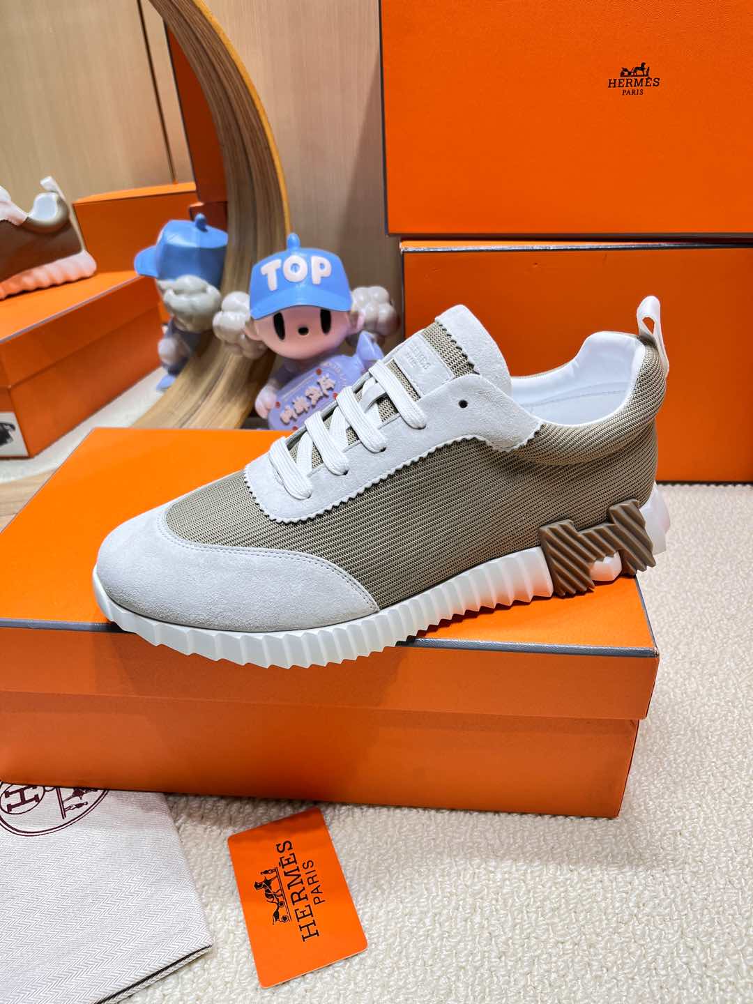 BOUNCING SNEAKER IN PALE GRAY SUEDE AND WOOD BROWN KNIT