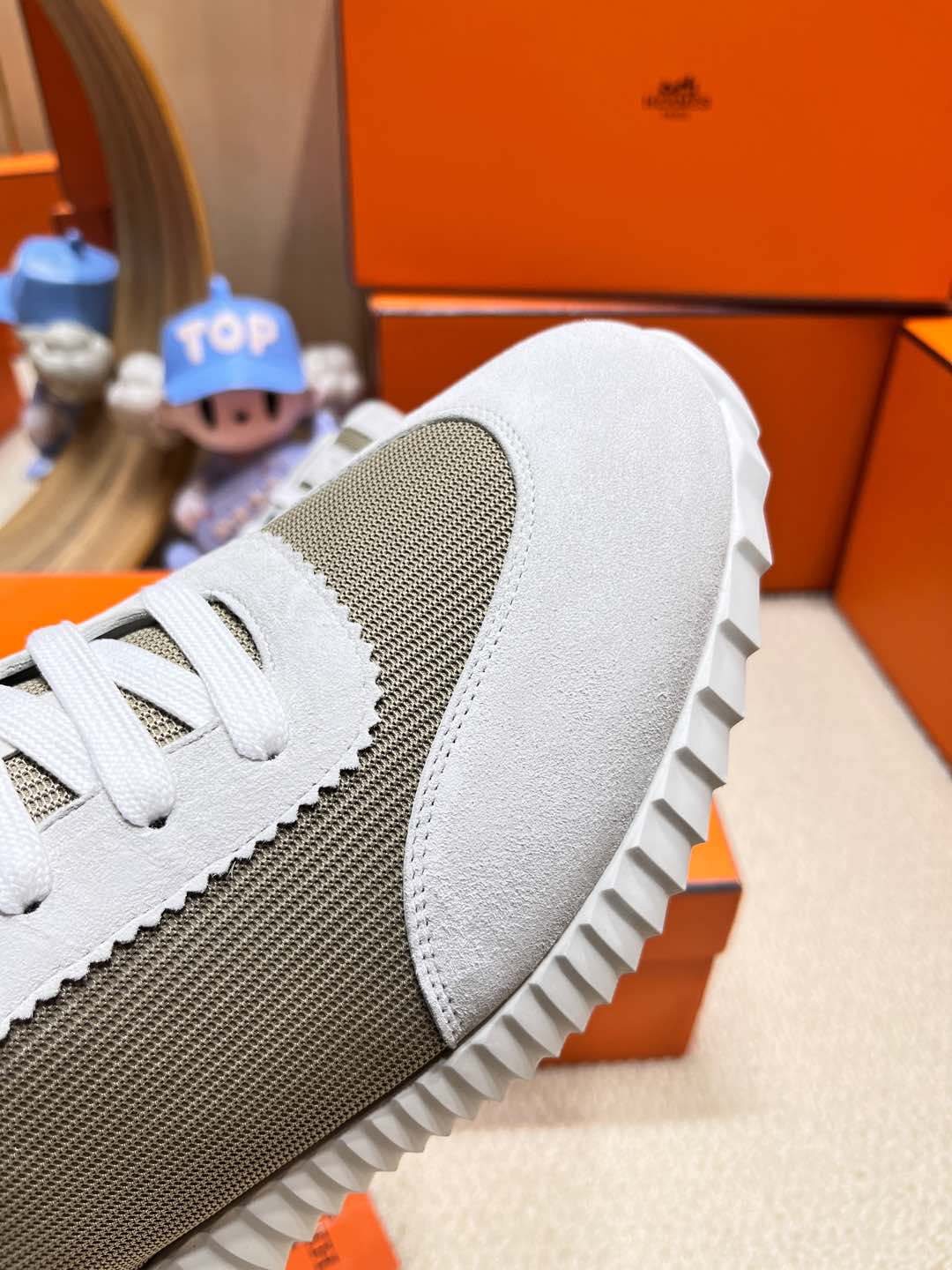 BOUNCING SNEAKER IN PALE GRAY SUEDE AND WOOD BROWN KNIT