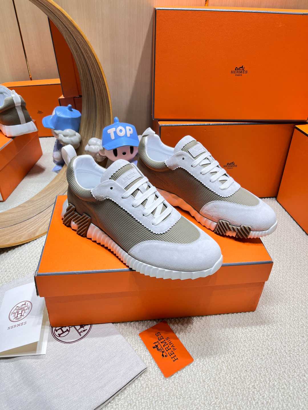 BOUNCING SNEAKER IN PALE GRAY SUEDE AND WOOD BROWN KNIT