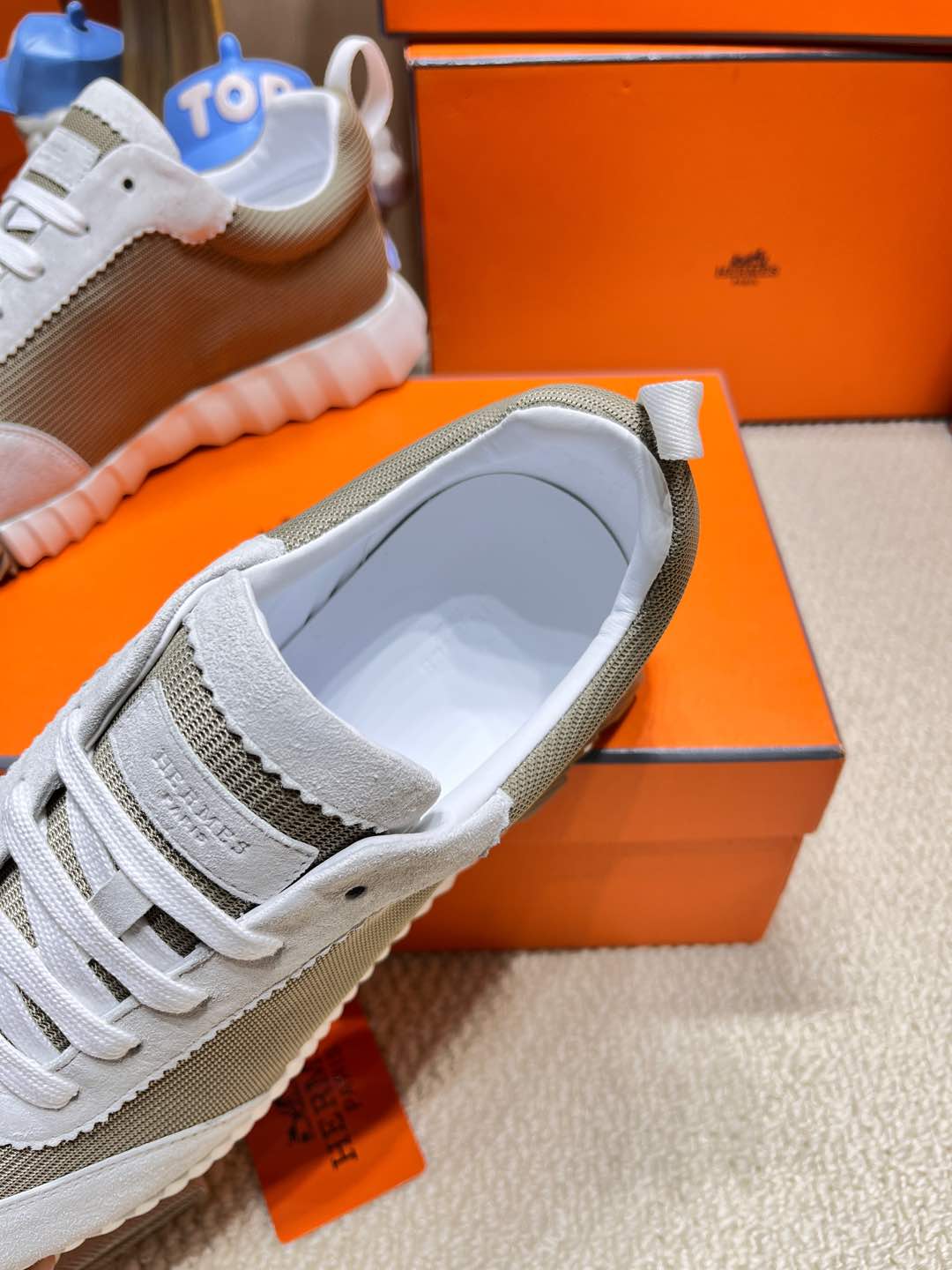 BOUNCING SNEAKER IN PALE GRAY SUEDE AND WOOD BROWN KNIT