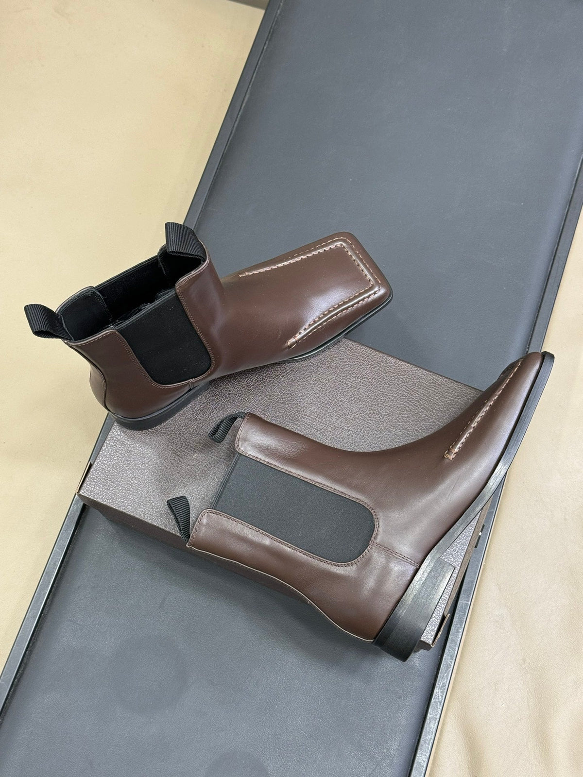 ALAIA 25S SQUARE TOE CHELSEA ANKLE BOOTS SHOES IN BROWN CALFSKIN