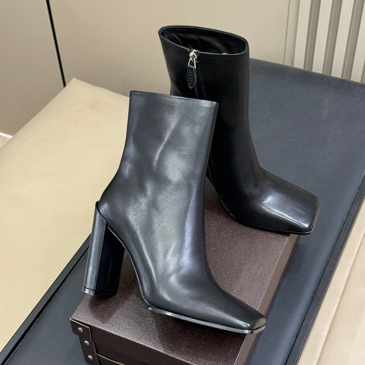 ALAIA 25S SQUARE ANKLE BOOTS IN BLACK CALFSKIN
