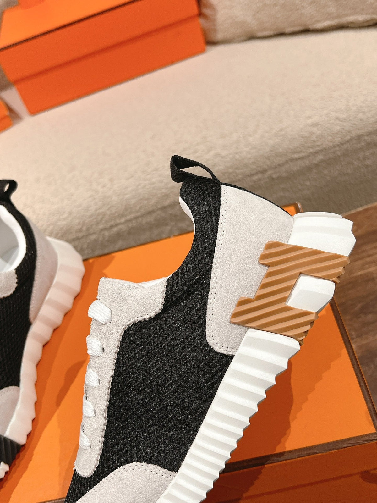 MAINLAND SNEAKER IN PALE GRAY SUEDE AND BLACK BREATHABLE MESH FABRIC