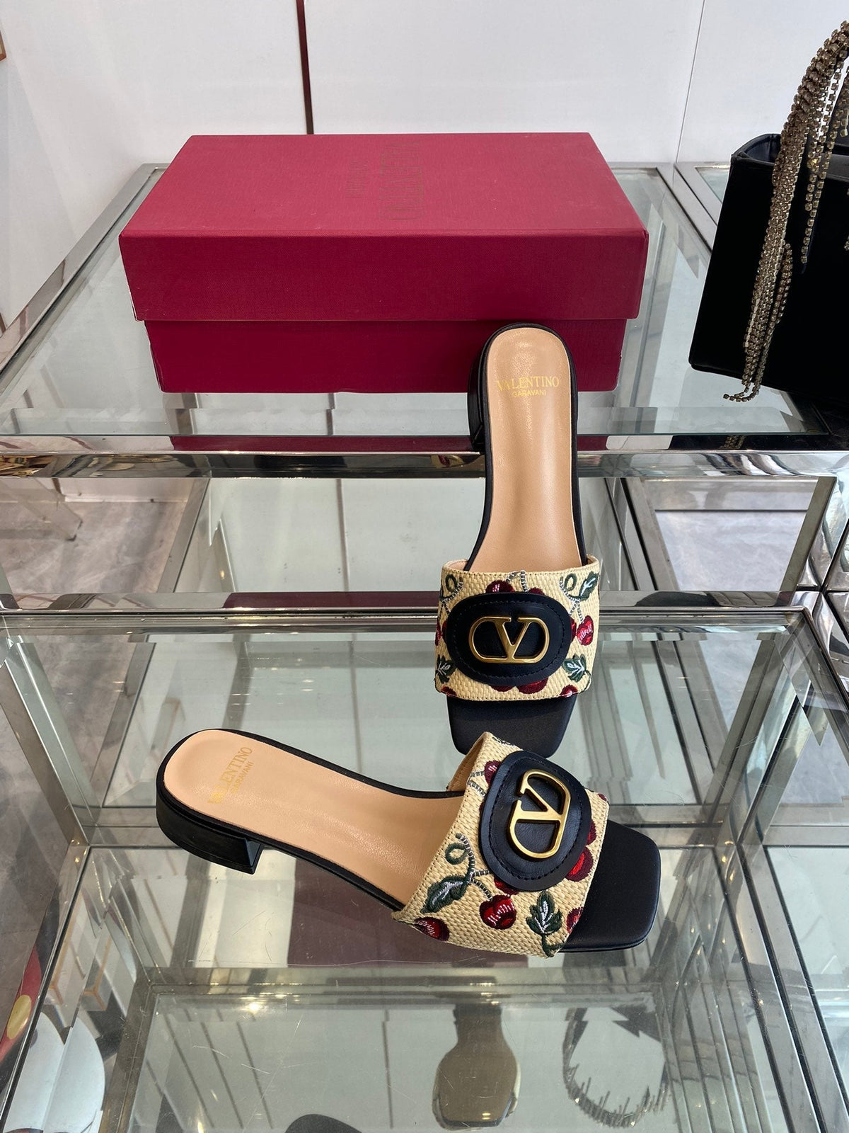 VLTN HIGH HEEL 25S 30 MM IN BEIGE FABRIC AND BLACK LAMBSKIN WITH EMBROIDERED CHERRY MOTIF