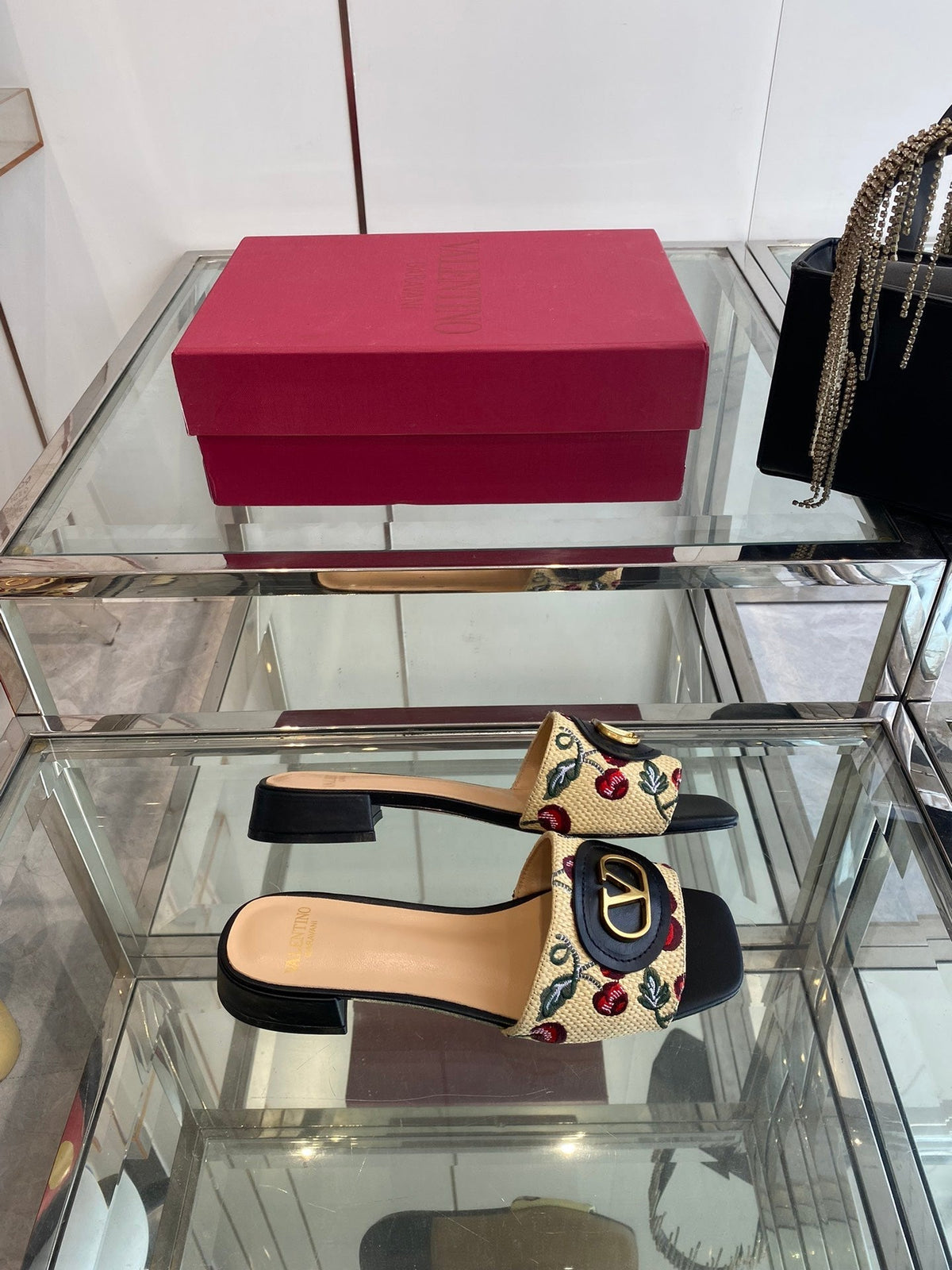 VLTN HIGH HEEL 25S 30 MM IN BEIGE FABRIC AND BLACK LAMBSKIN WITH EMBROIDERED CHERRY MOTIF