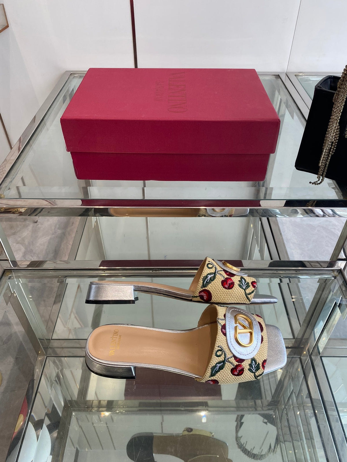 VLTN HIGH HEEL 25S 30 MM IN BEIGE FABRIC AND SILVER LAMBSKIN WITH EMBROIDERED CHERRY MOTIF