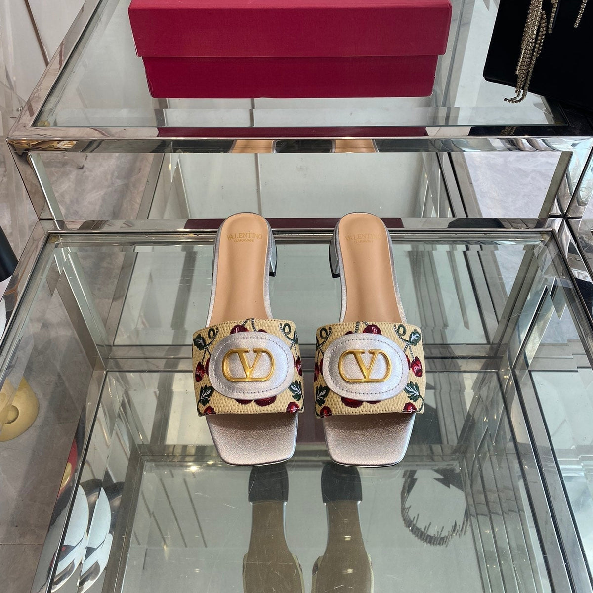 VLTN HIGH HEEL 25S 30 MM IN BEIGE FABRIC AND SILVER LAMBSKIN WITH EMBROIDERED CHERRY MOTIF