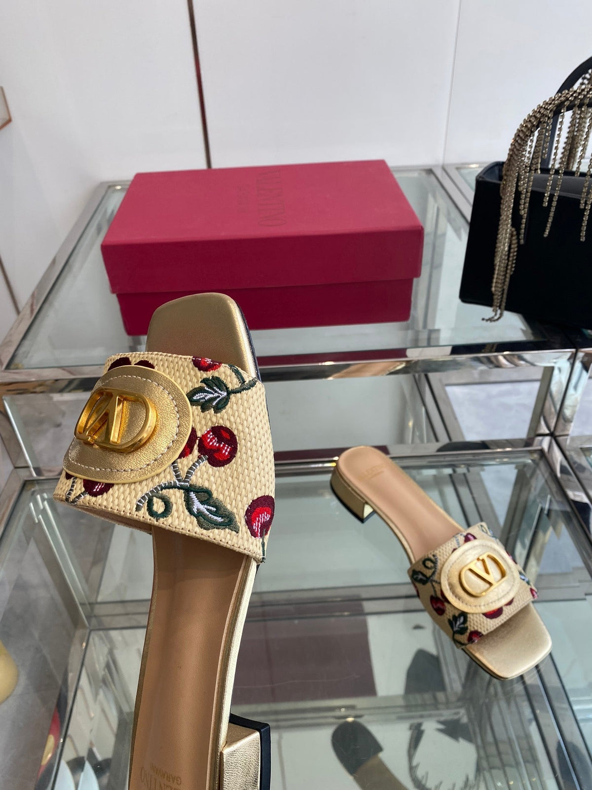 VLTN HIGH HEEL 25S 30 MM IN BEIGE FABRIC AND GOLD LAMBSKIN WITH EMBROIDERED CHERRY MOTIF
