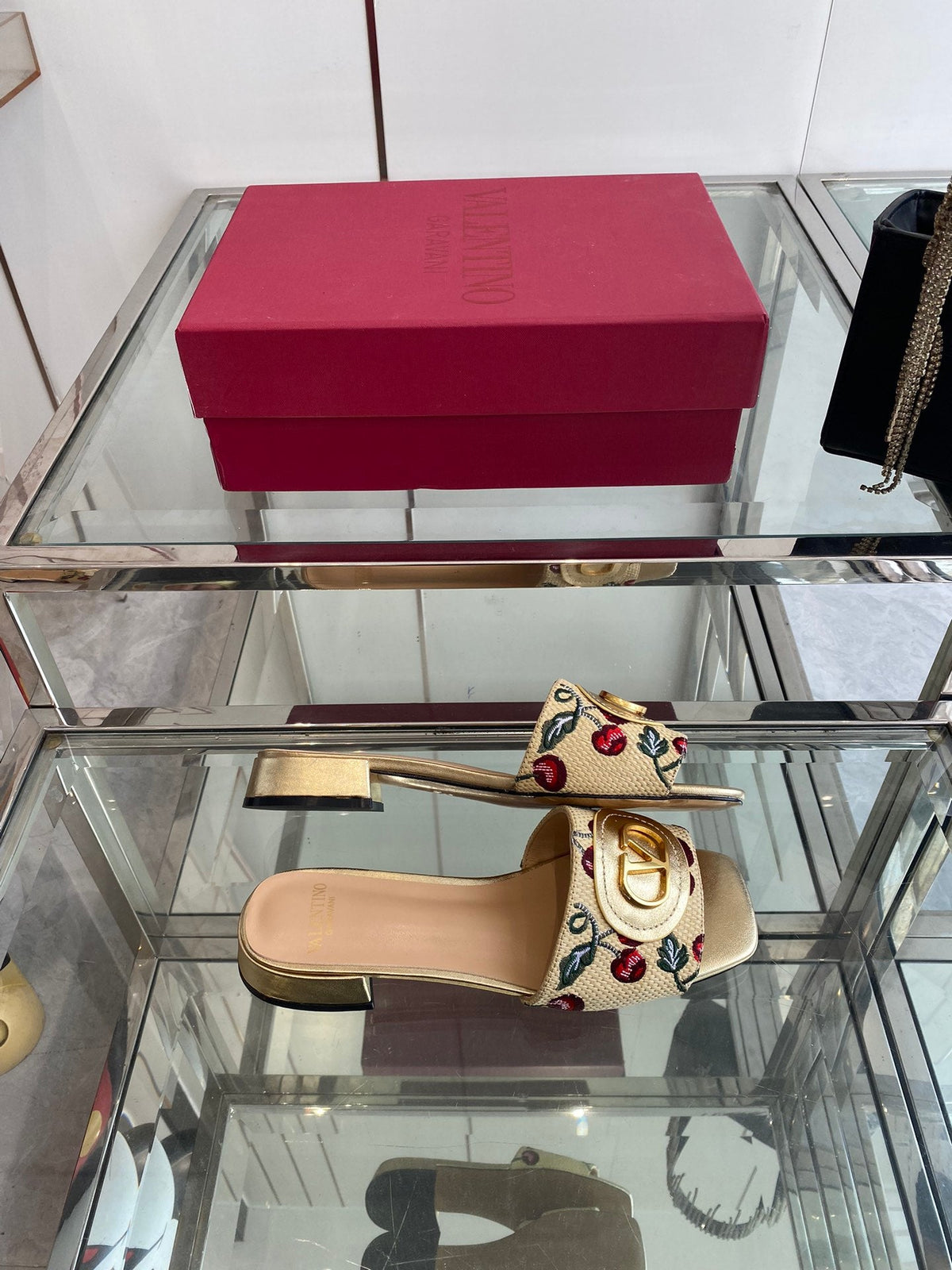 VLTN HIGH HEEL 25S 30 MM IN BEIGE FABRIC AND GOLD LAMBSKIN WITH EMBROIDERED CHERRY MOTIF