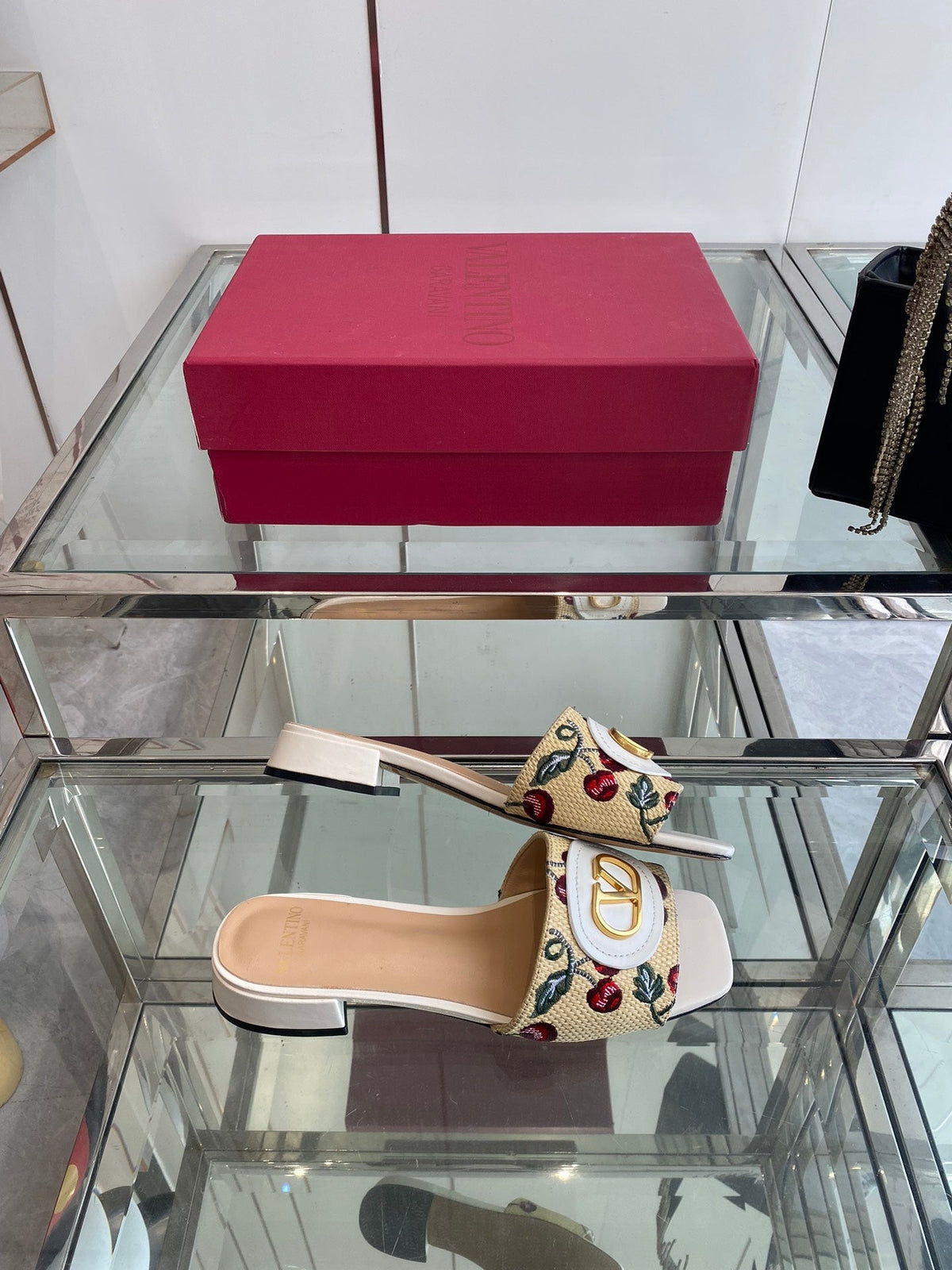 VLTN HIGH HEEL 25S 30 MM IN BEIGE FABRIC AND WHITE LAMBSKIN WITH EMBROIDERED CHERRY MOTIF