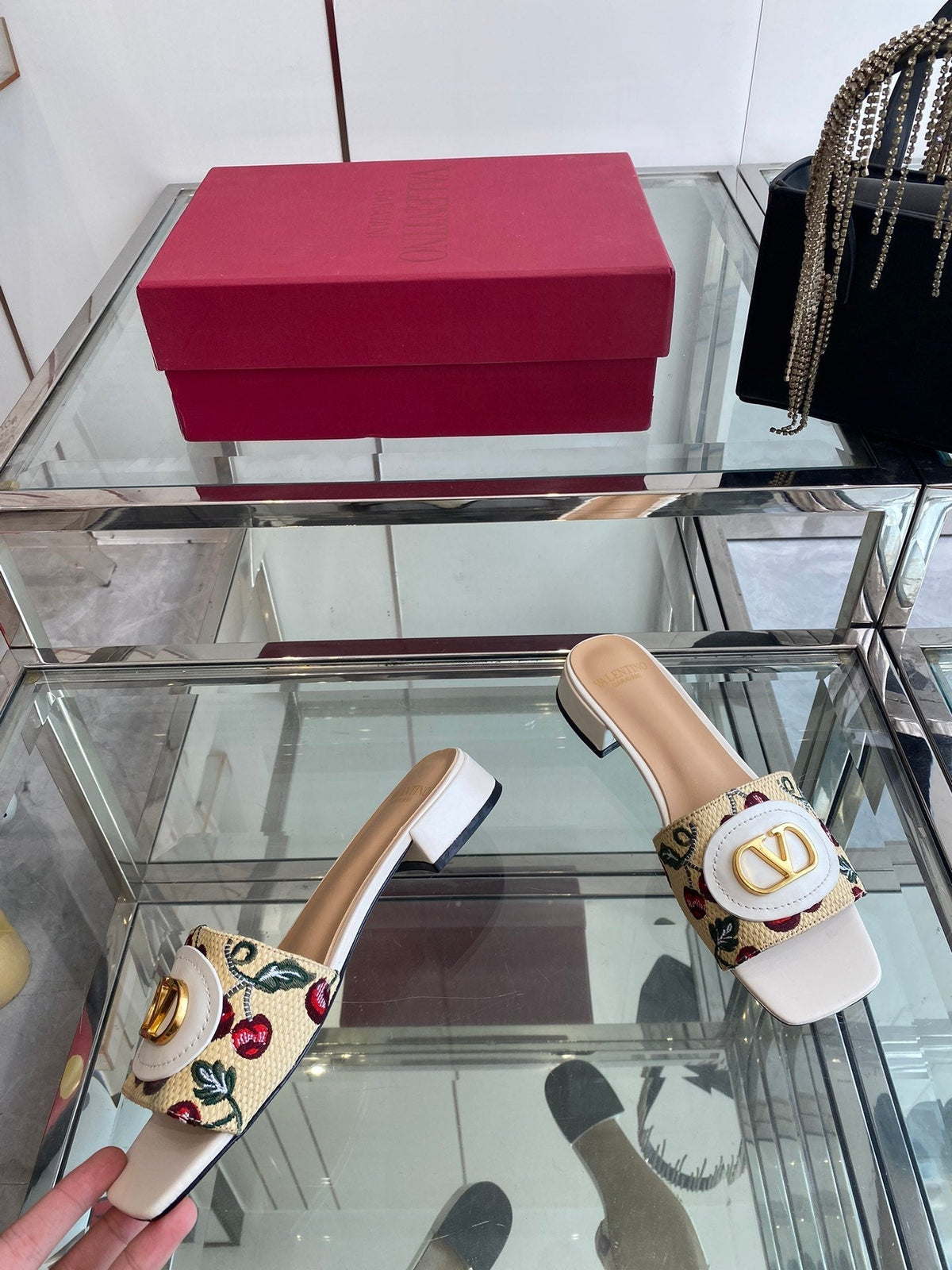 VLTN HIGH HEEL 25S 30 MM IN BEIGE FABRIC AND WHITE LAMBSKIN WITH EMBROIDERED CHERRY MOTIF