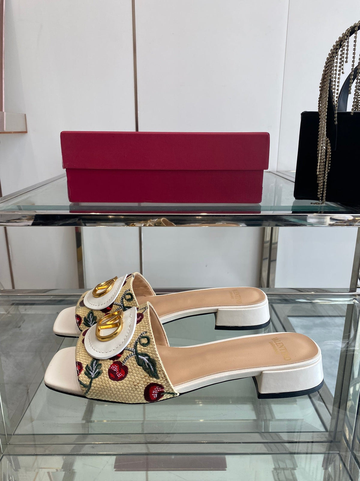 VLTN HIGH HEEL 25S 30 MM IN BEIGE FABRIC AND WHITE LAMBSKIN WITH EMBROIDERED CHERRY MOTIF