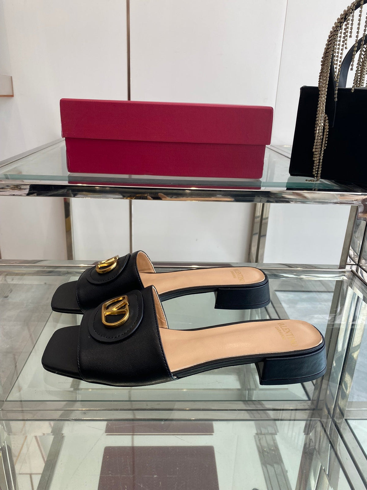 VLTN HIGH HEEL 25S 30 MM IN BLACK LAMBSKIN WITH GOLD HARDWARE