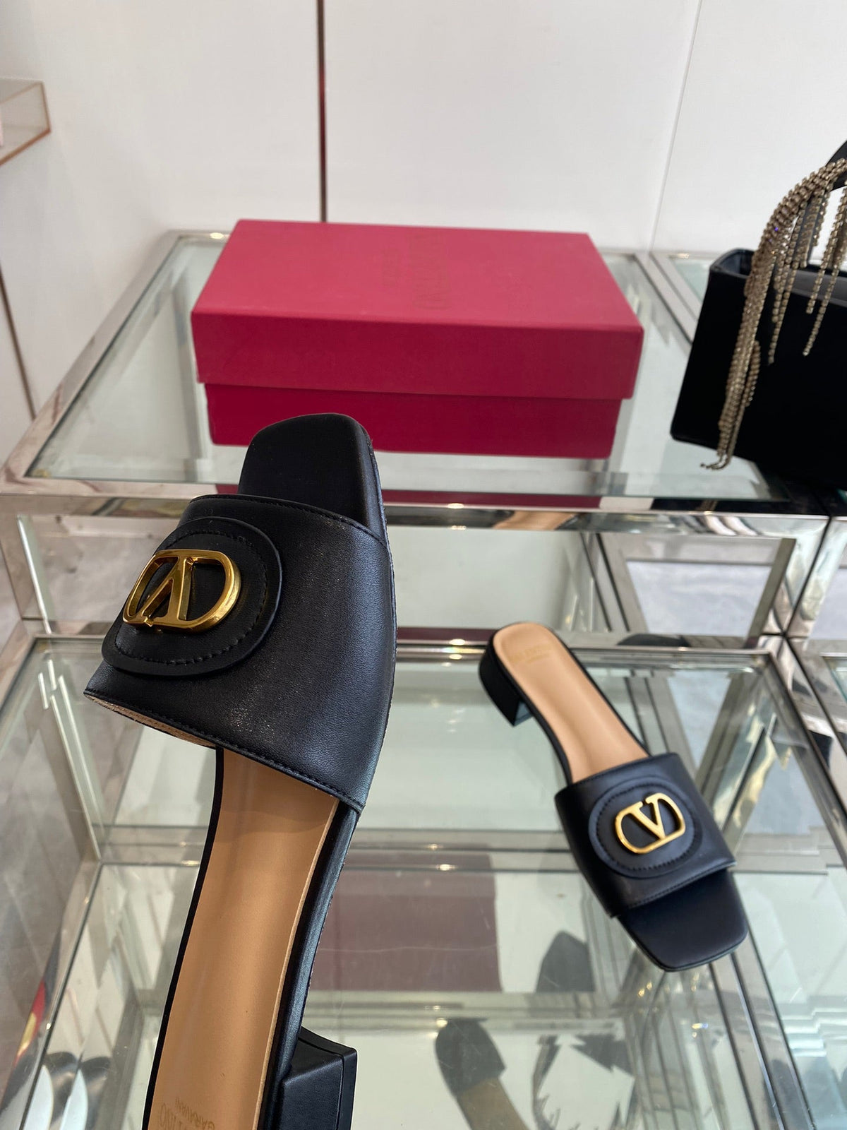 VLTN HIGH HEEL 25S 30 MM IN BLACK LAMBSKIN WITH GOLD HARDWARE