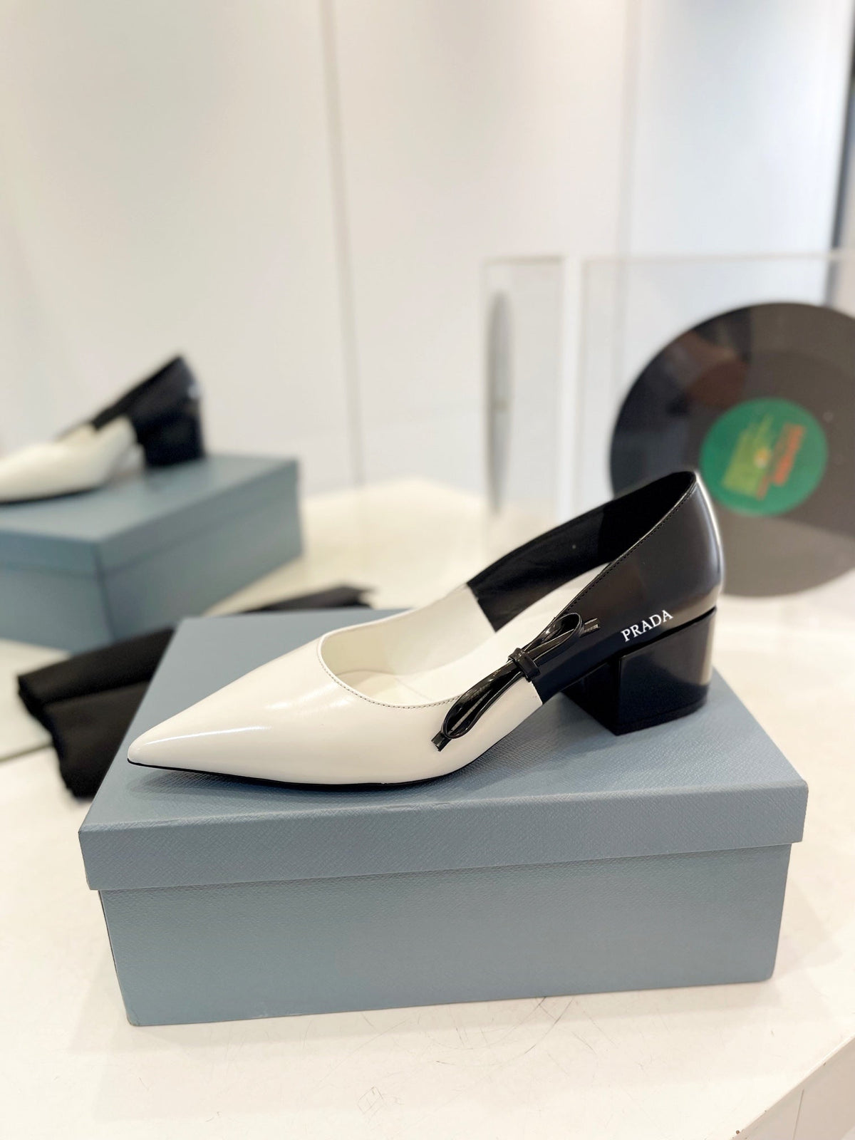 PRA MID - HEELS WHITE AND BLACK LAMBSKIN WITH BOW