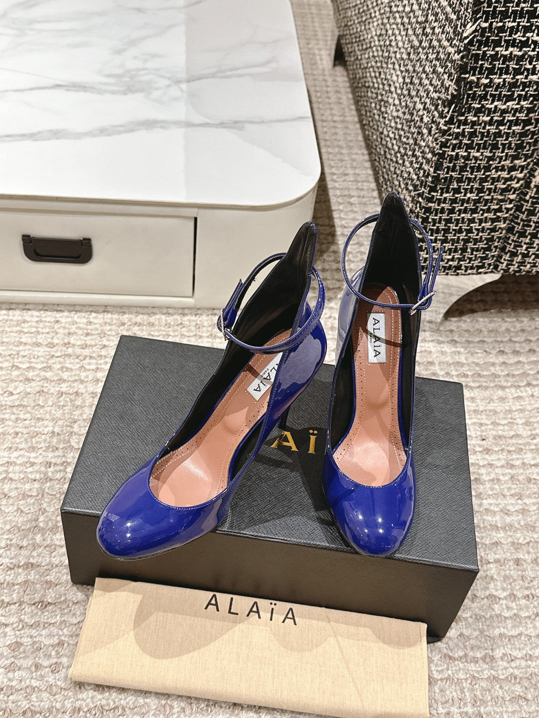 ALAIA ROUND-TOE HIGH HEELS 10 CM IN NAVY BLUE CALFSKIN