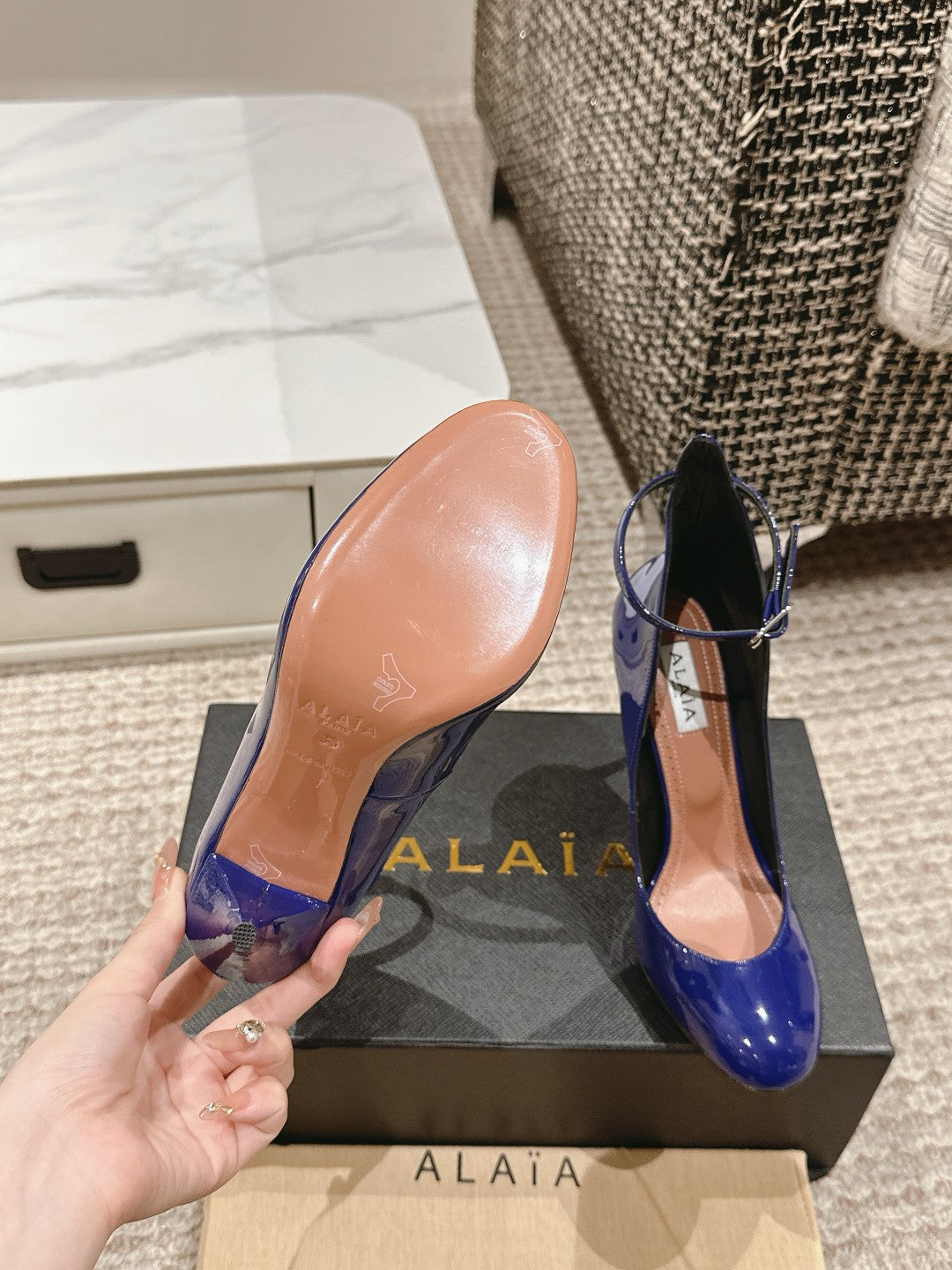 ALAIA ROUND-TOE HIGH HEELS 10 CM IN NAVY BLUE CALFSKIN