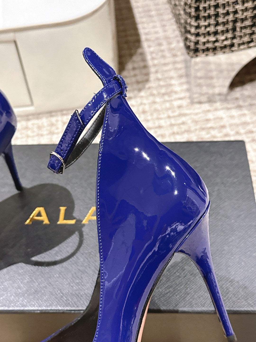 ALAIA ROUND-TOE HIGH HEELS 10 CM IN NAVY BLUE CALFSKIN