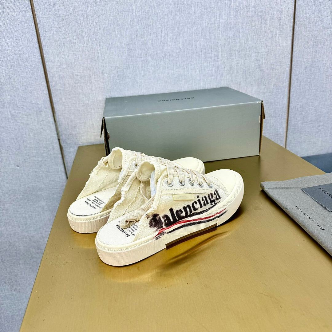 SNEAKER MULES IN WHITE CANVAS GRAFFITI LOGO