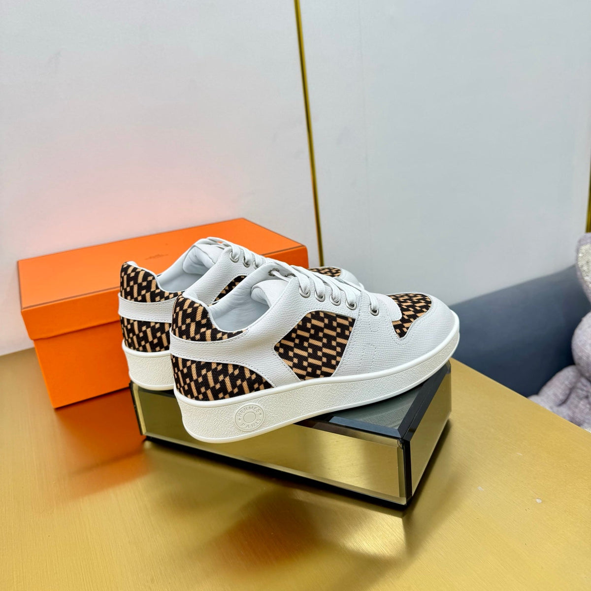 FREE SNEAKER IN WHITE CALFSKIN AND "H EN BIAIS" BROWN CANVAS