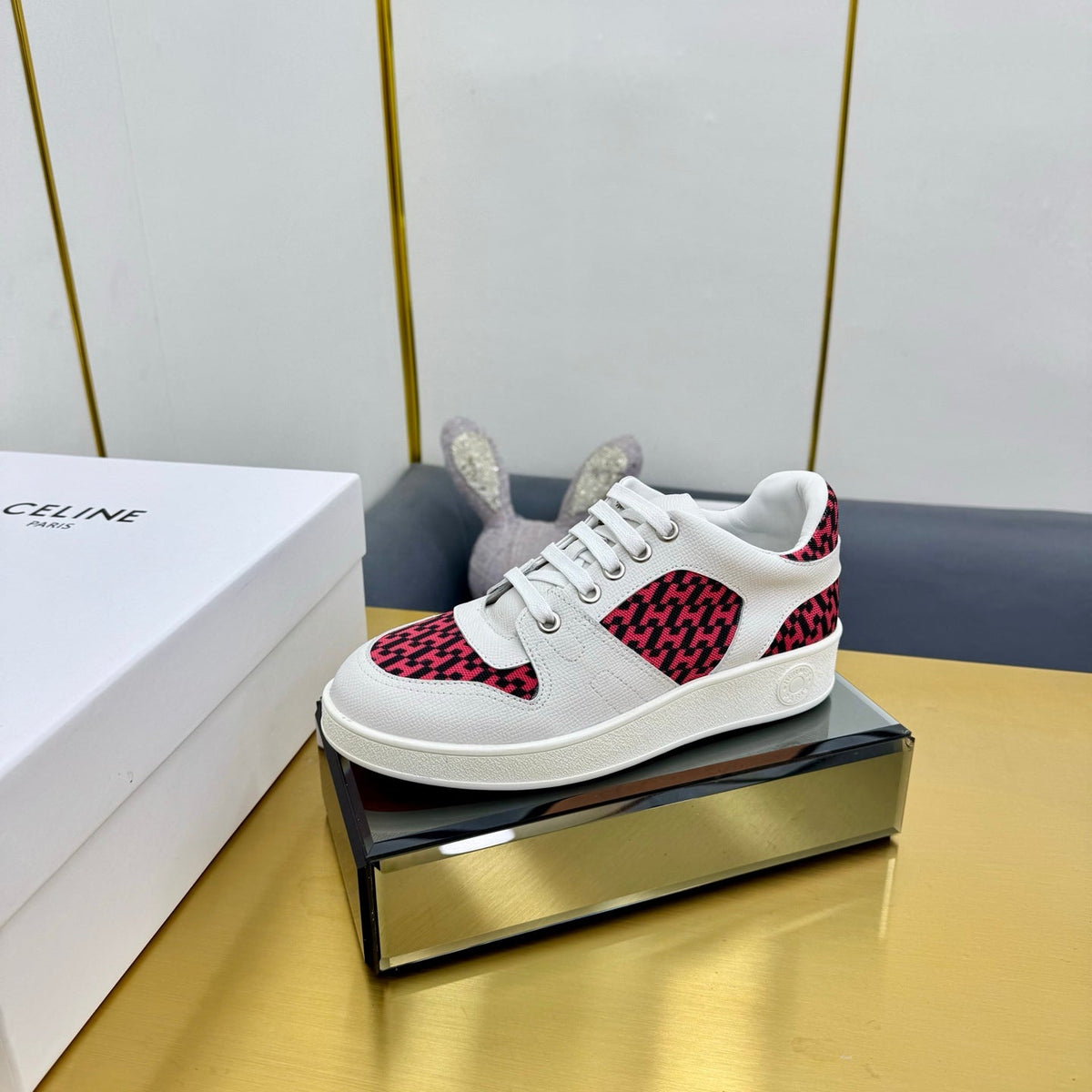 FREE SNEAKER IN WHITE CALFSKIN AND "H EN BIAIS" RED CANVAS.