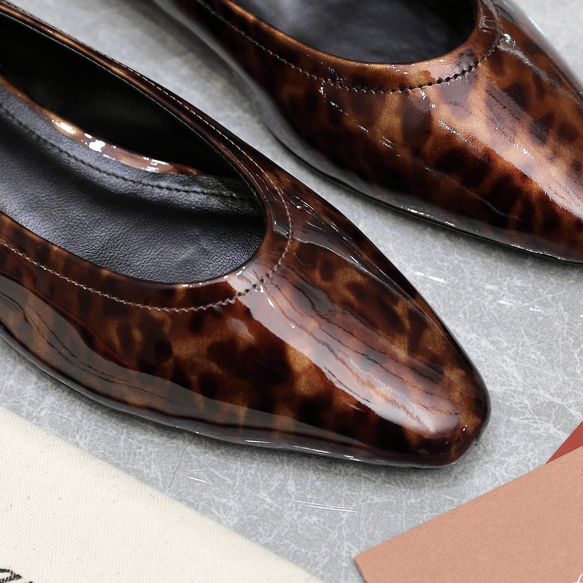 CLASSIC BALLET SHOES IN LEOPARD PRINT GLOSSY LEATHER