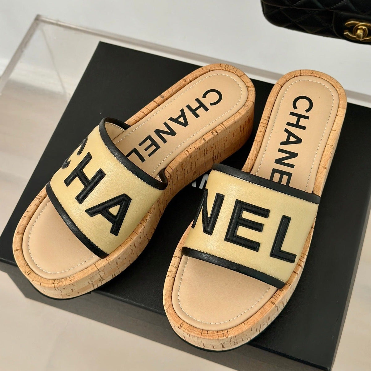 THICK SOLE LETTER SLIPPERS IN DARK CREAM SHEEPSKIN