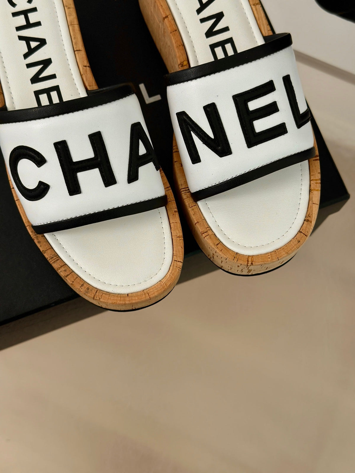 THICK SOLE LETTER SLIPPERS IN WHITE SHEEPSKIN