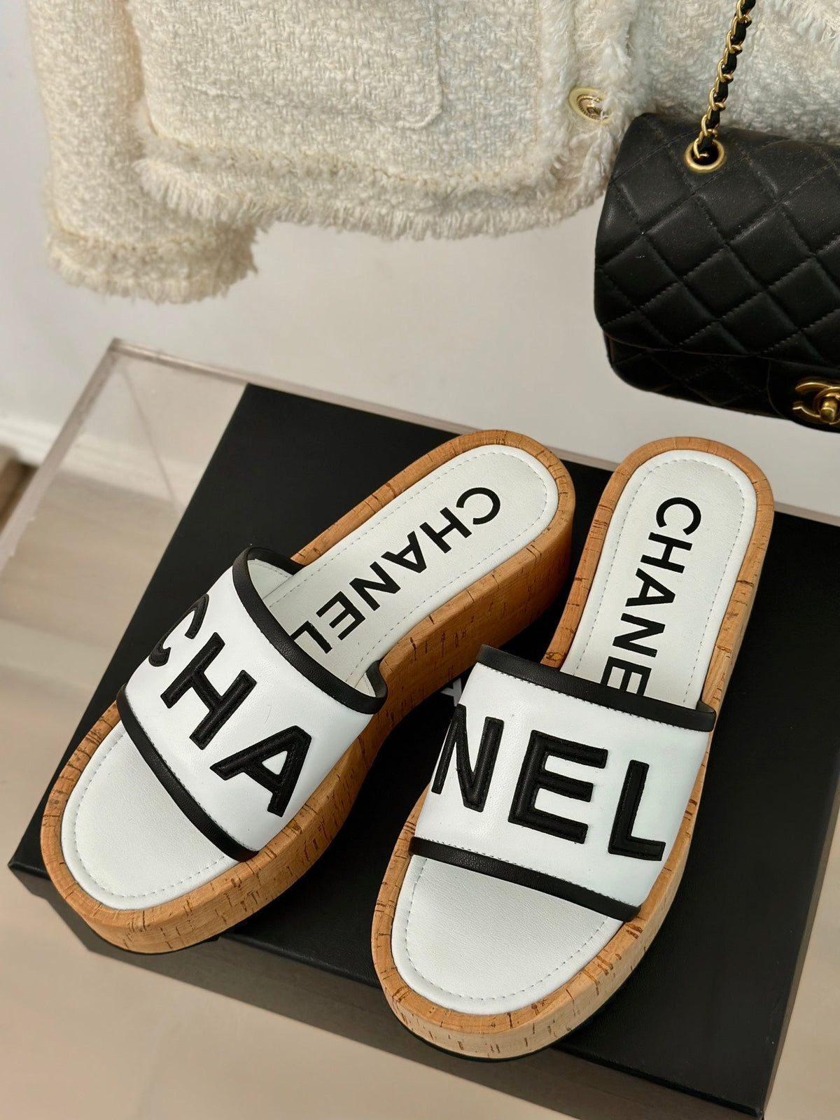 THICK SOLE LETTER SLIPPERS IN WHITE SHEEPSKIN