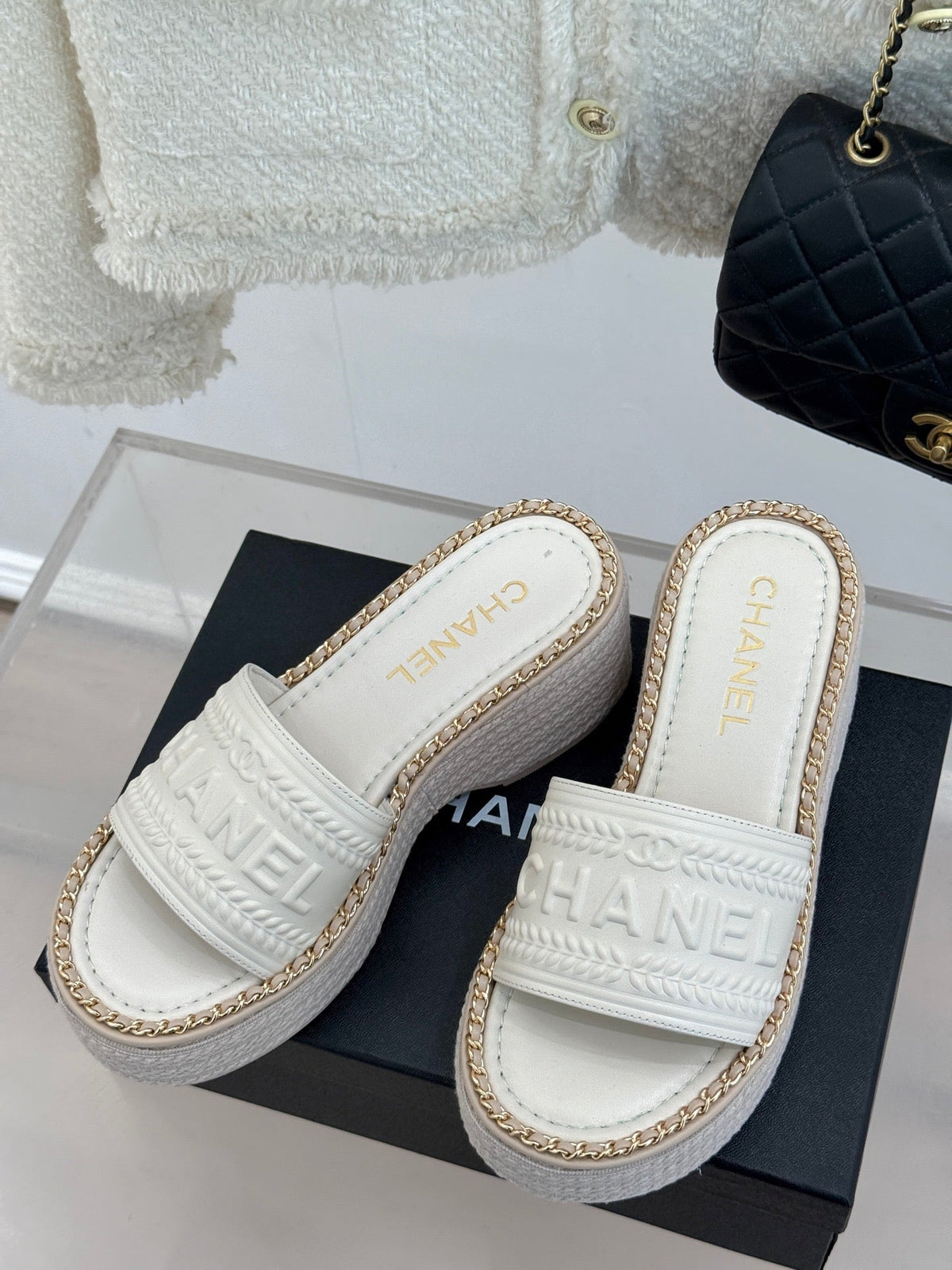 THICK SOLE WEDGE SLIPPERS IN WHITE CALFSKIN