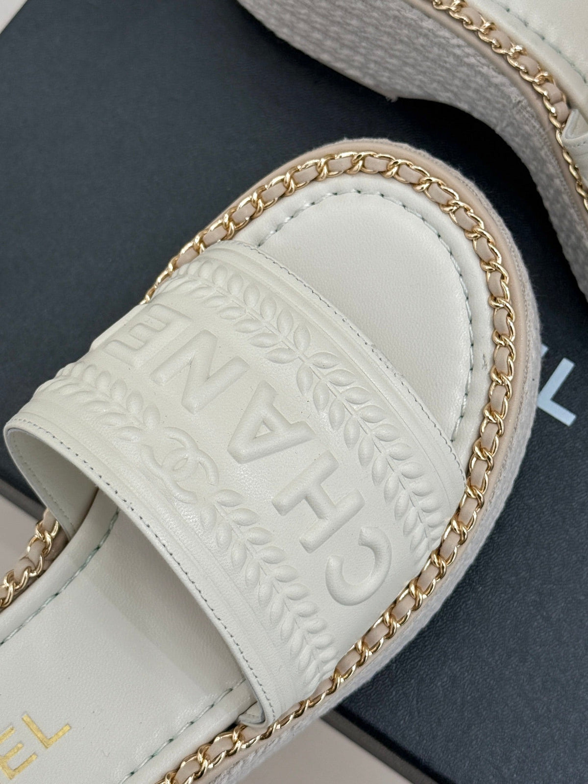 THICK SOLE WEDGE SLIPPERS IN WHITE CALFSKIN