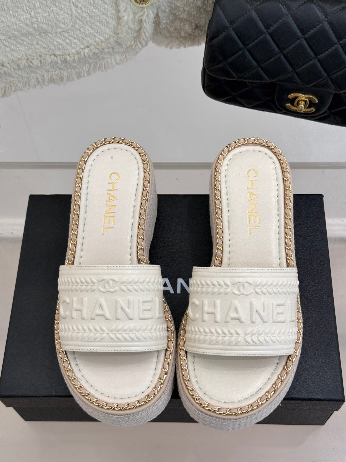 THICK SOLE WEDGE SLIPPERS IN WHITE CALFSKIN