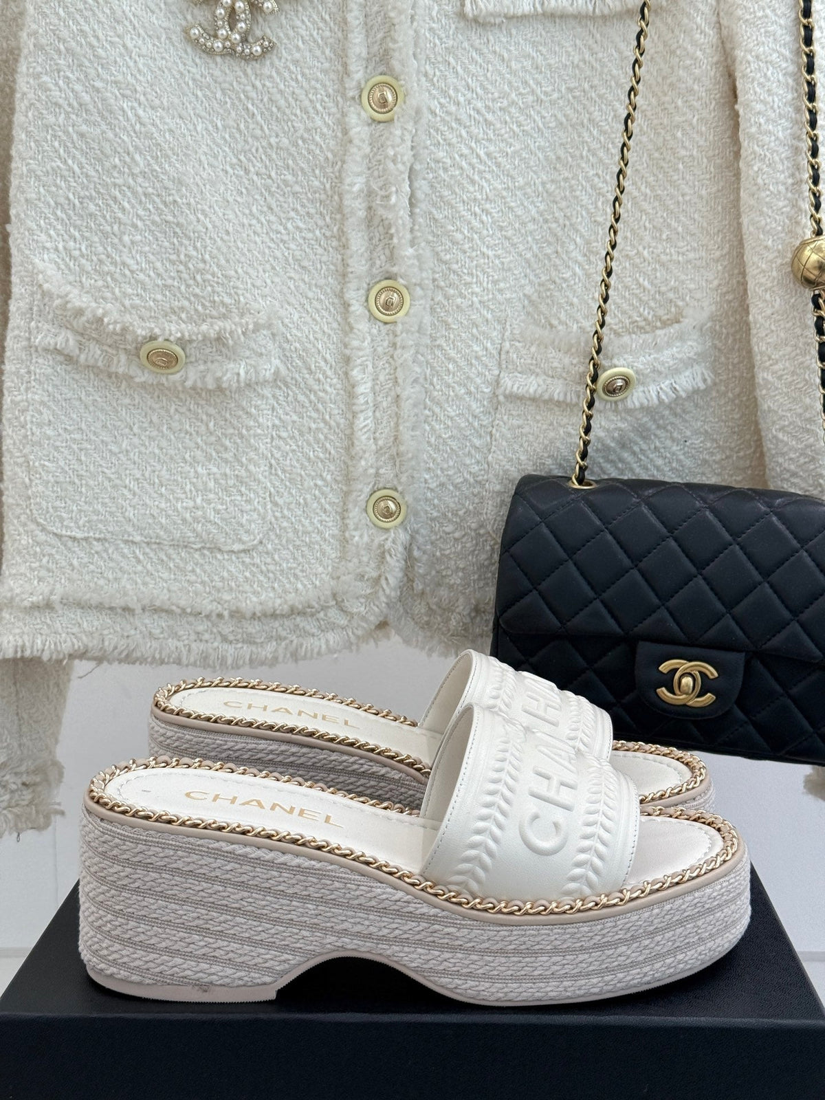 THICK SOLE WEDGE SLIPPERS IN WHITE CALFSKIN