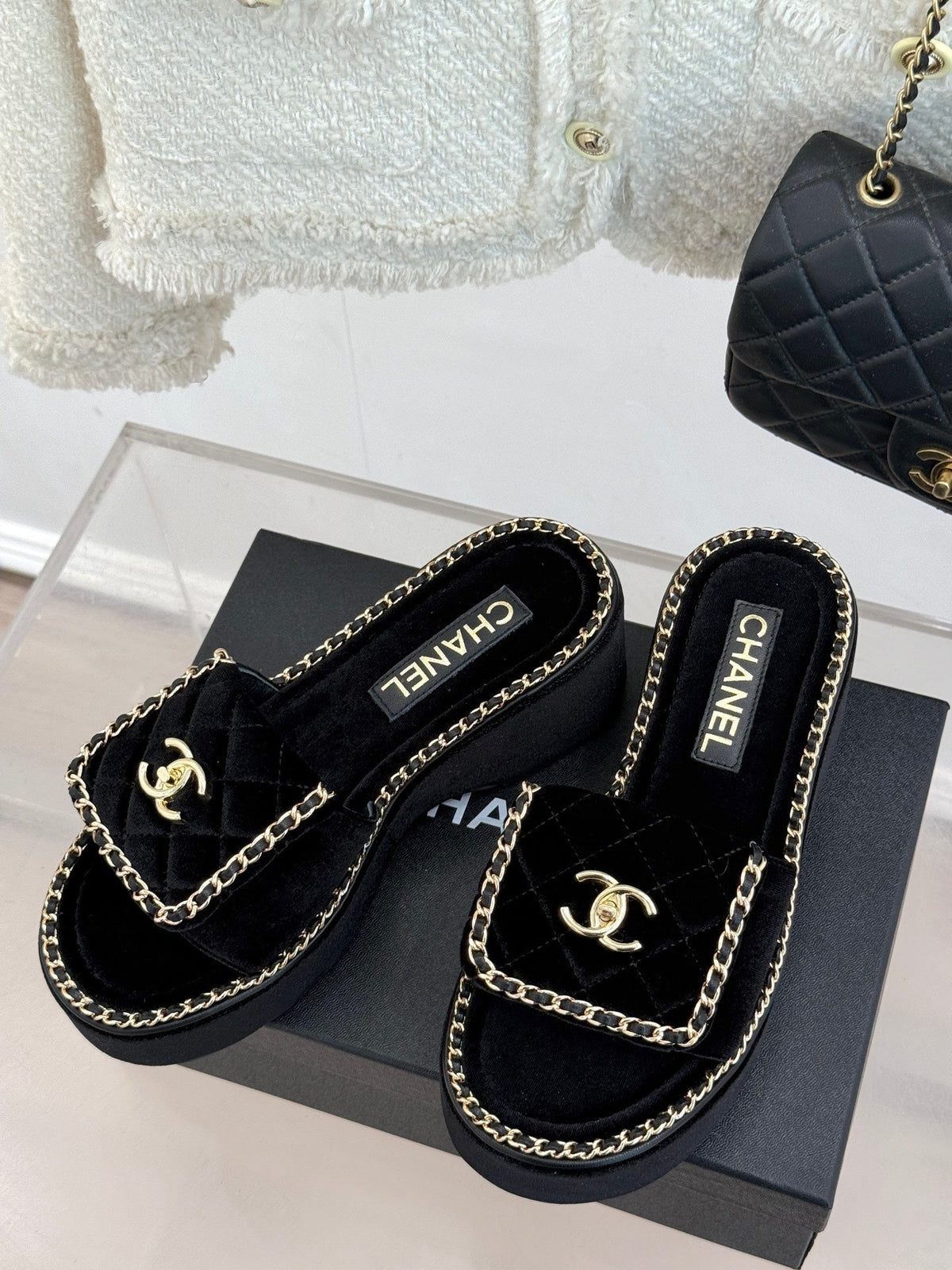 THICK-SOLED CHAIN HEART SLIPPER IN BLACK VELVET