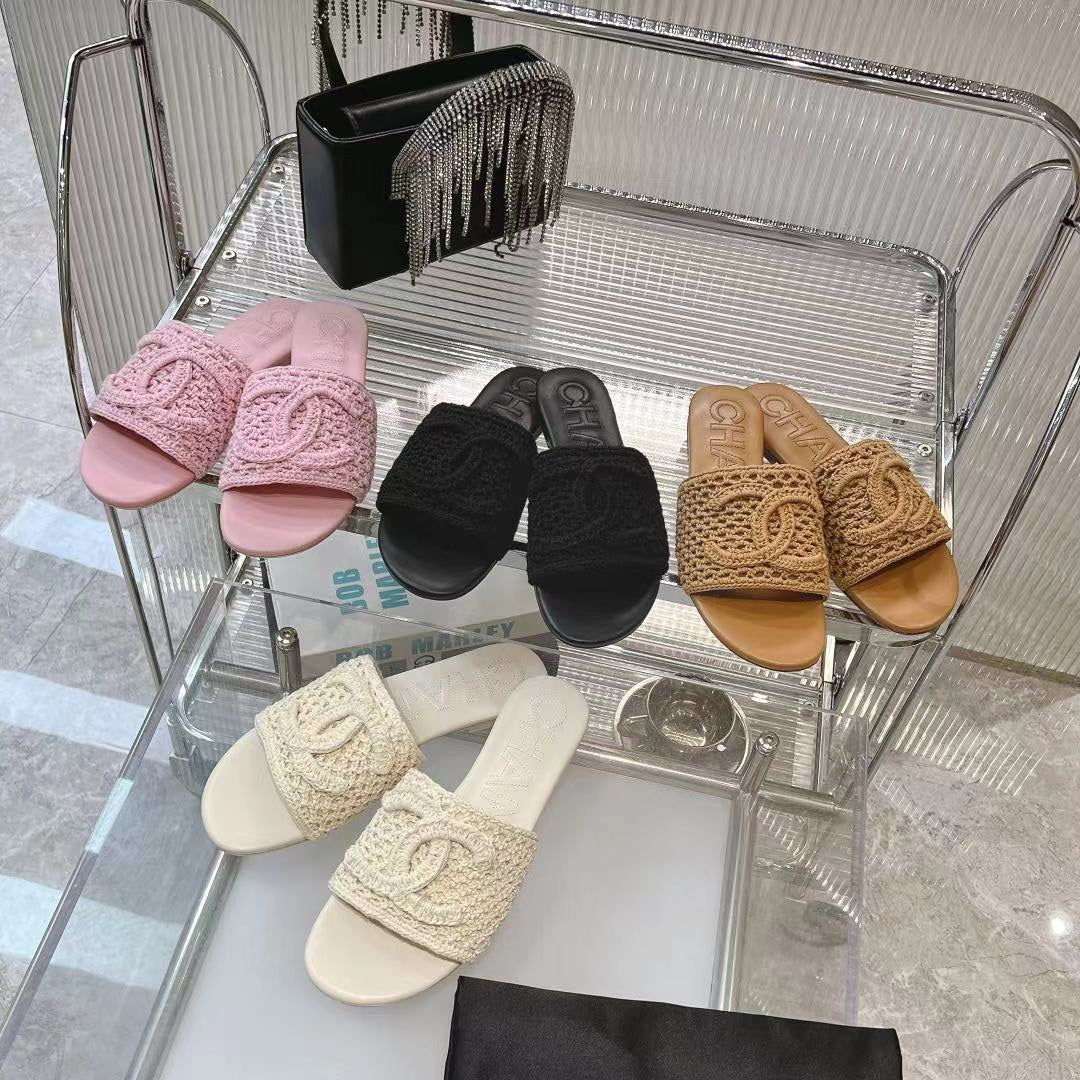 SLIPPERS WHITE SHEEPSKIN