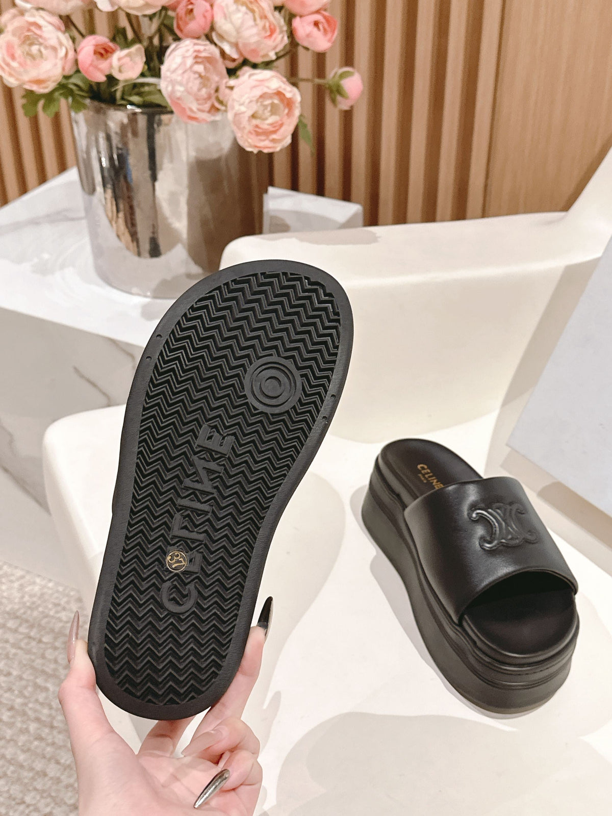 BLOCK SLIDE WITH TRIOMPHE IN BLACK SMOOTH LAMBSKIN