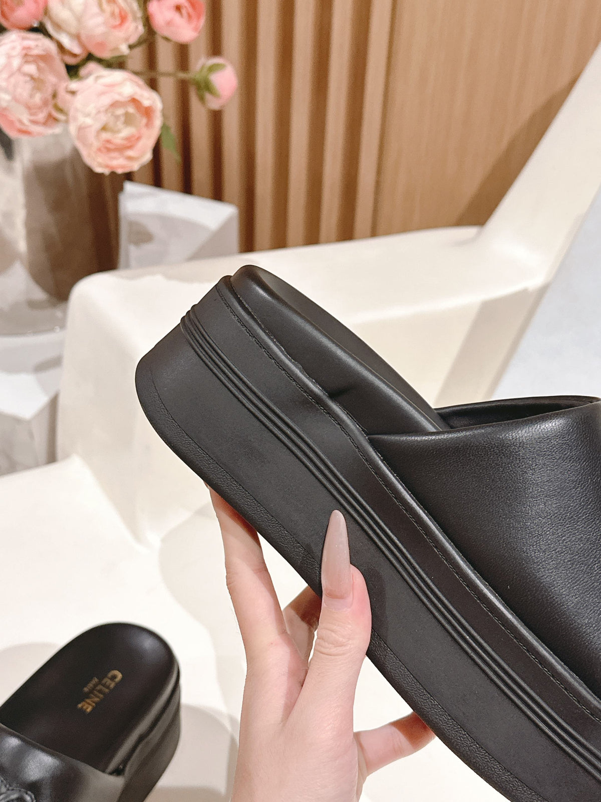 BLOCK SLIDE WITH TRIOMPHE IN BLACK SMOOTH LAMBSKIN