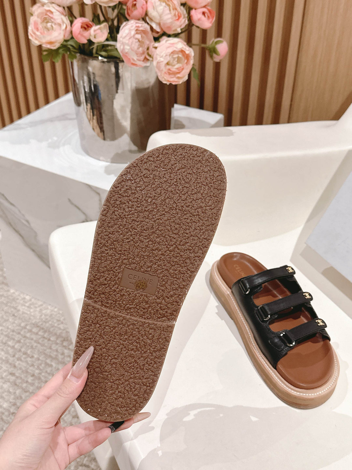 TRIOMPHE SANDALS IN BLACK CALFSKIN