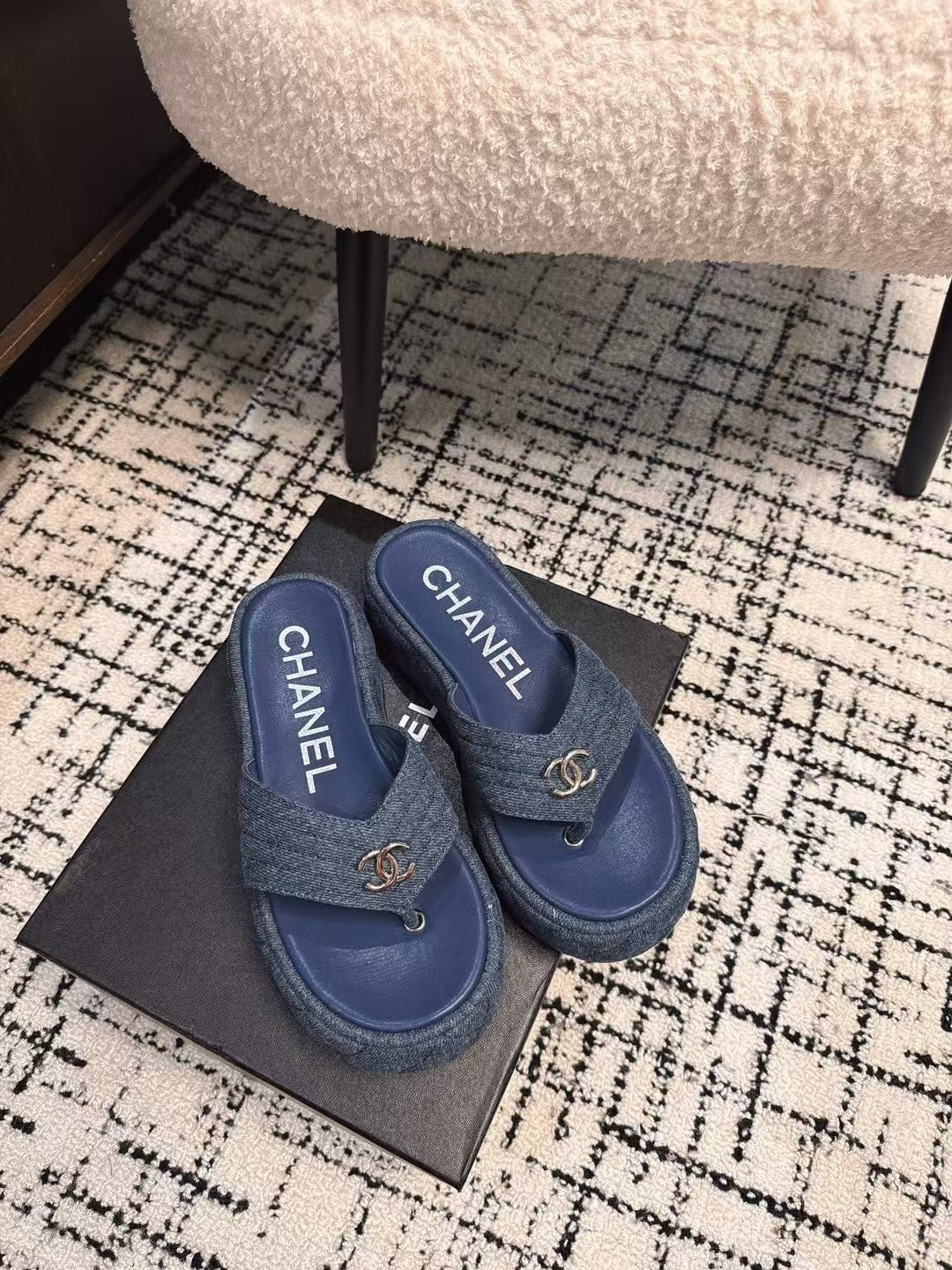 THICK-SOLED THONG SLIPPERS IN NAVY BLUE DENIM