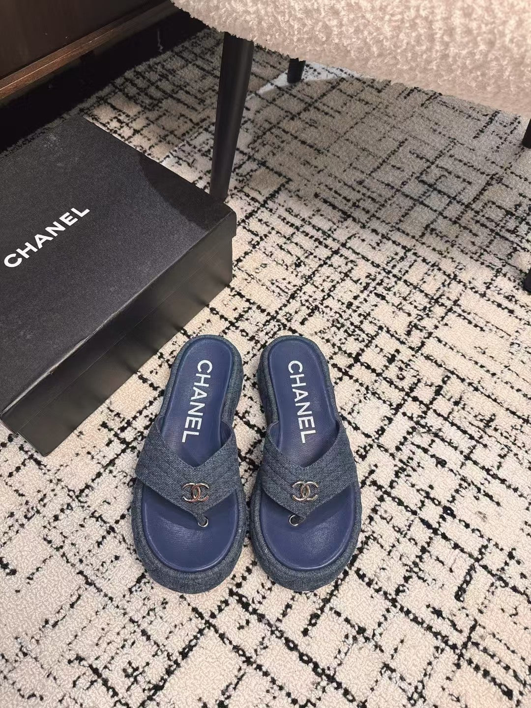 THICK-SOLED THONG SLIPPERS IN NAVY BLUE DENIM