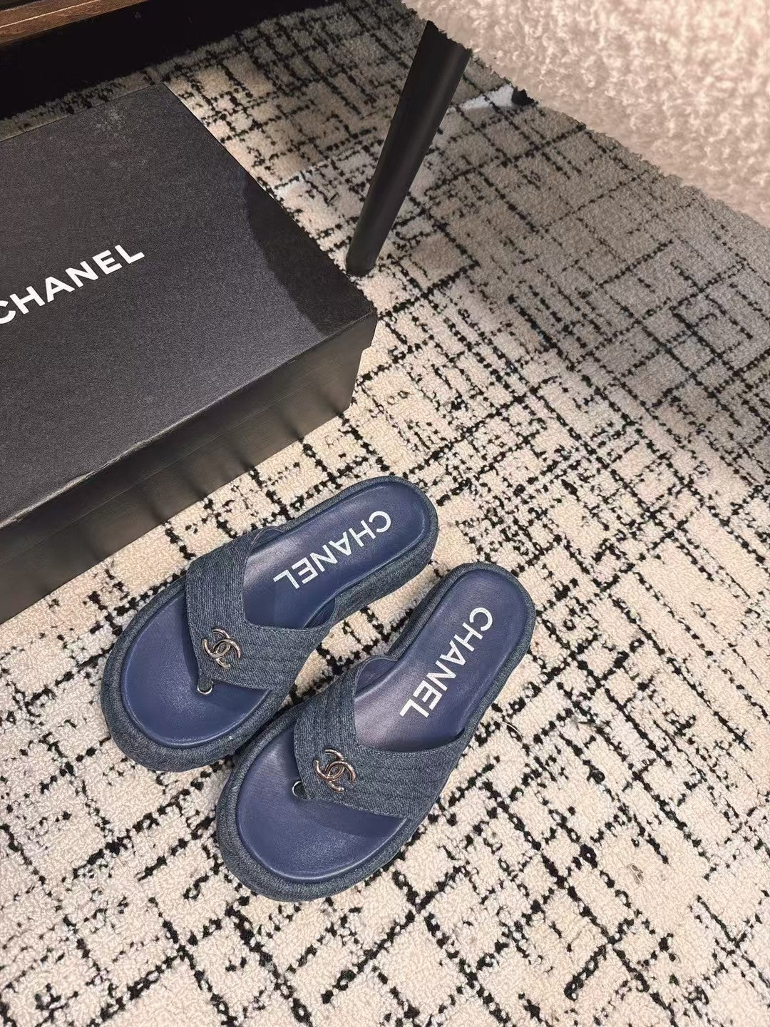 THICK-SOLED THONG SLIPPERS IN NAVY BLUE DENIM