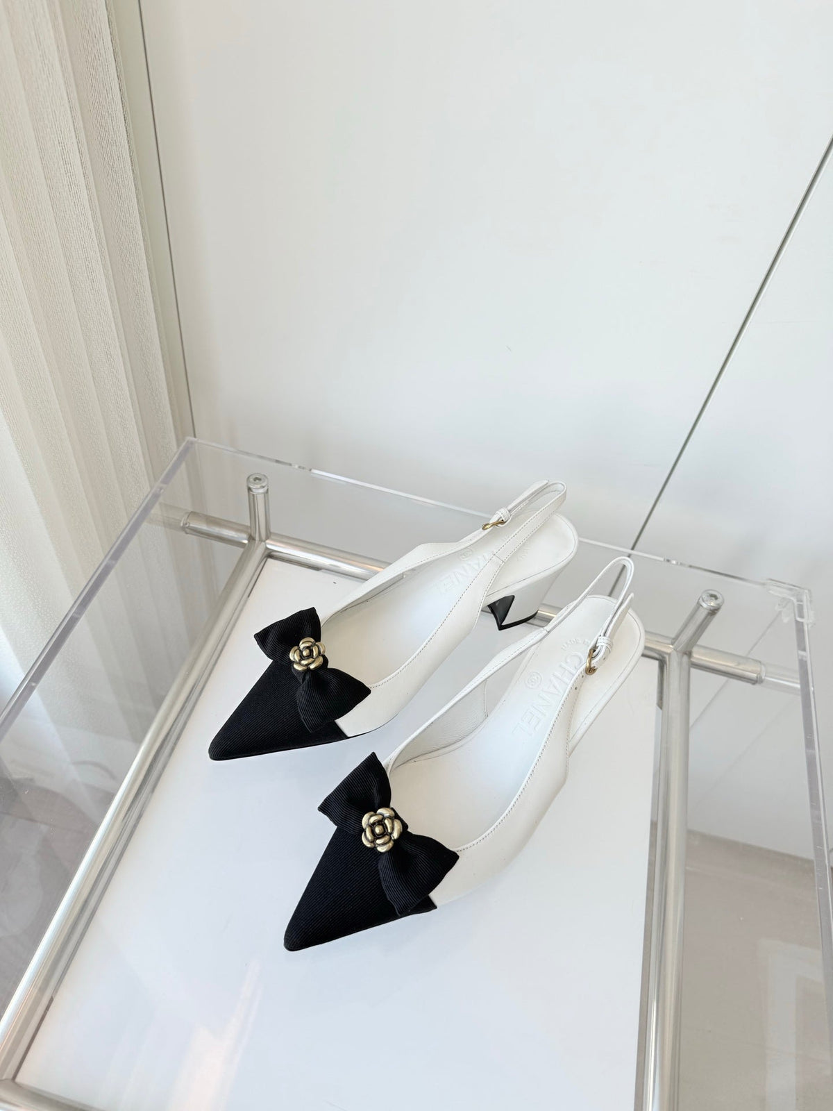 SLINGBACKS 65 MM IN WHITE CALFSKIN AND BLACK CANVAS