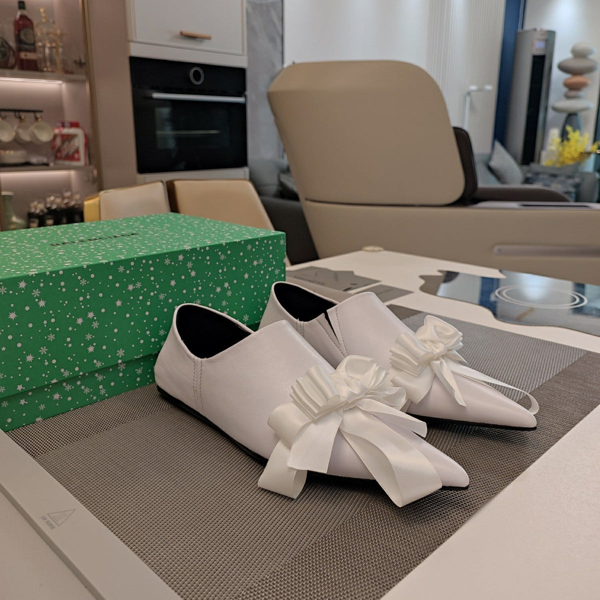 POINTED-TOE FLATS WITH BOW IN WHITE SOFT LAMBSKIN