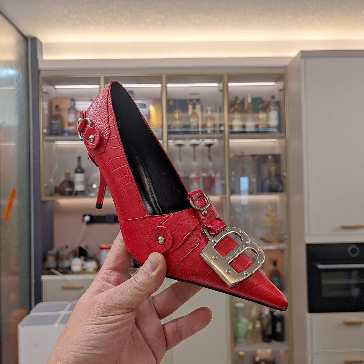 HIGH PUMPS WITH B SILVER BUCKLE IN RED CROCODILE PATTERN CALFSKIN