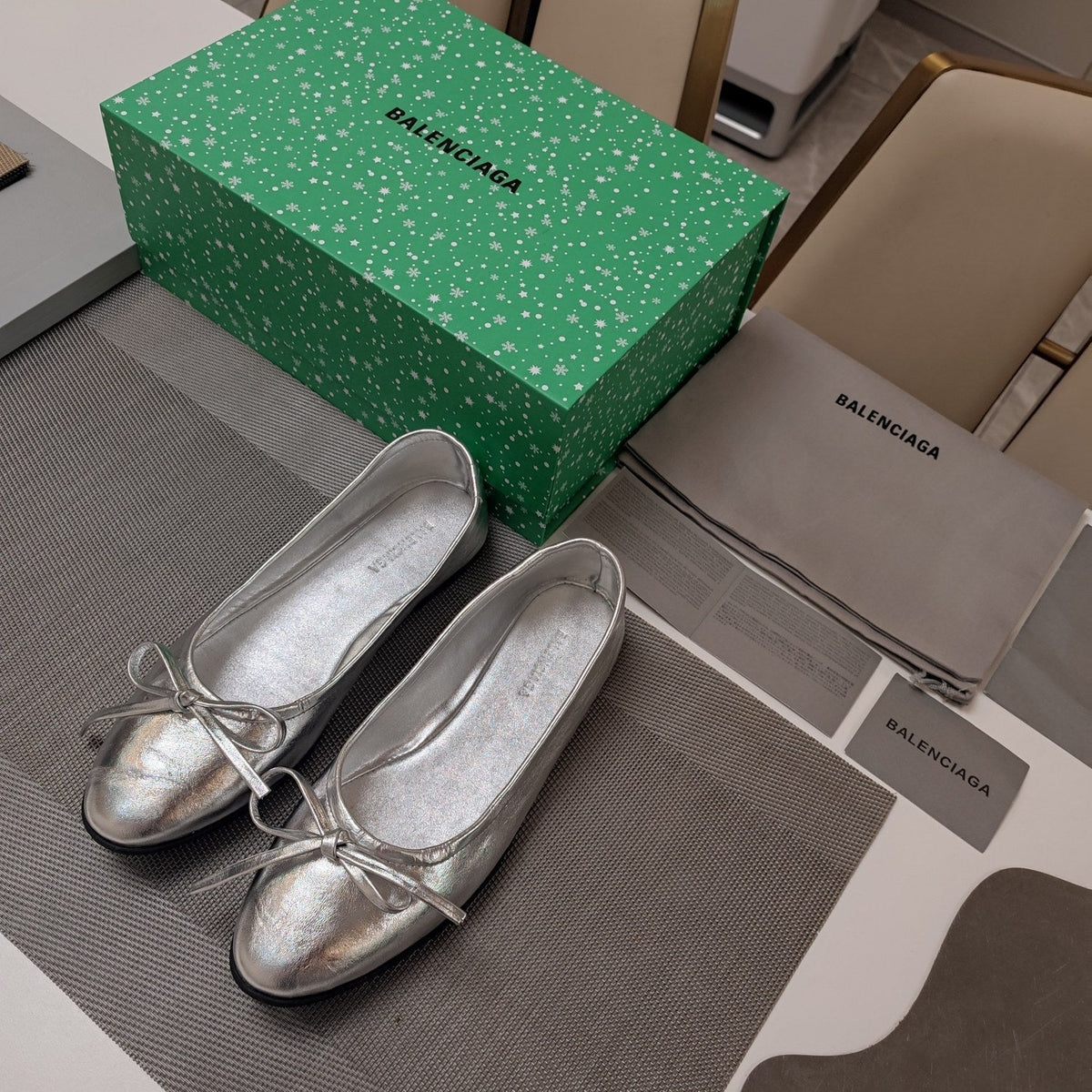 RHINESTONE BALLET FLATS WITH BOW IN SILVER WAX-OIL SHEEPSKIN