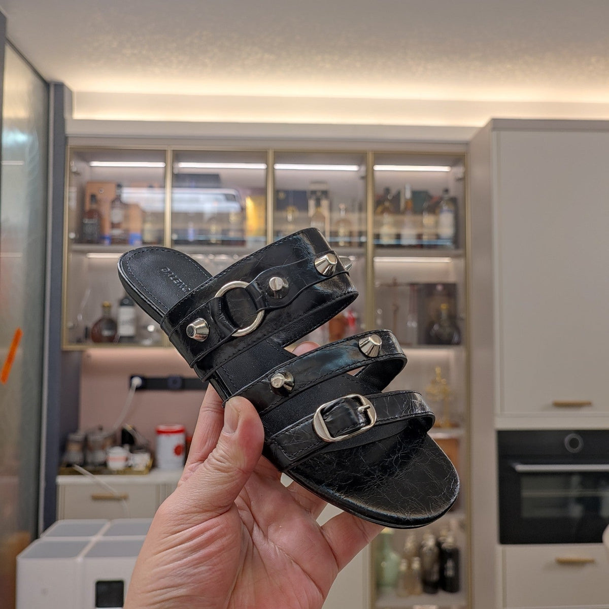 STRAPPY FLAT SANDALS IN BLACK STUDDED WAX-OIL SHEEPSKIN